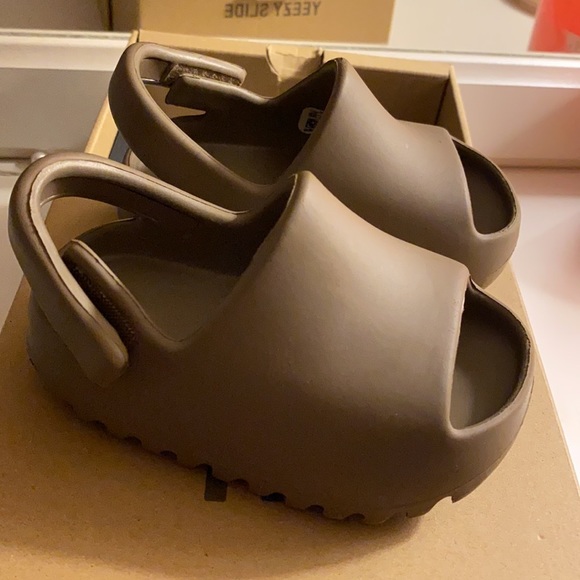Yeezy slide Infant size 5 - Picture 4 of 5